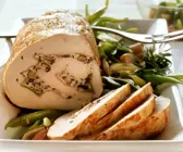 Putenrollbraten mit Pilzen und Ricotta gefüllt