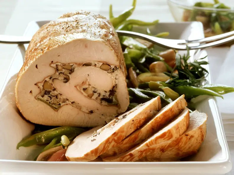 Putenrollbraten mit Pilzen und Ricotta gefüllt