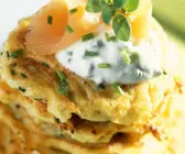 Rösti mit Steckrübe, Kräuterquark und geräuchertem Lachs