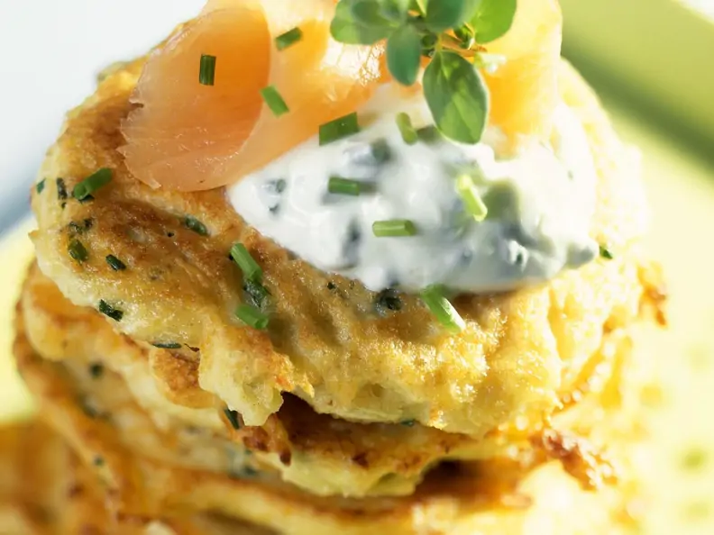 Rösti mit Steckrübe, Kräuterquark und geräuchertem Lachs