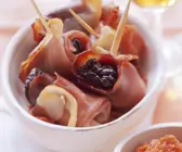 Pflaumen im Schinkenmantel mit Tomatendip