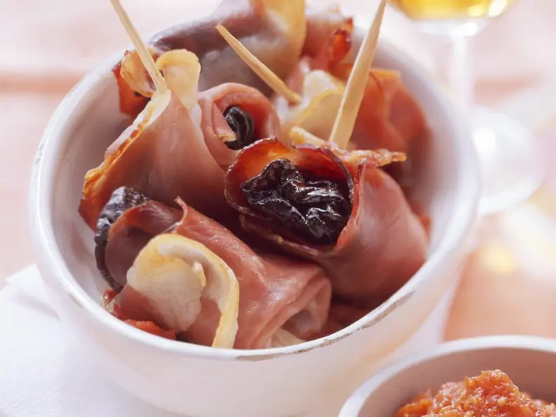 Pflaumen im Schinkenmantel mit Tomatendip