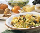 Fruchtiger Salat mit Käse und Croutons