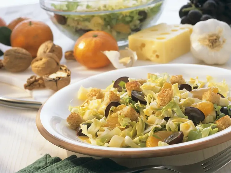 Fruchtiger Salat mit Käse und Croutons