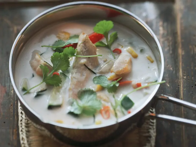Hähnchen-Kokos-Suppe mit Koriander