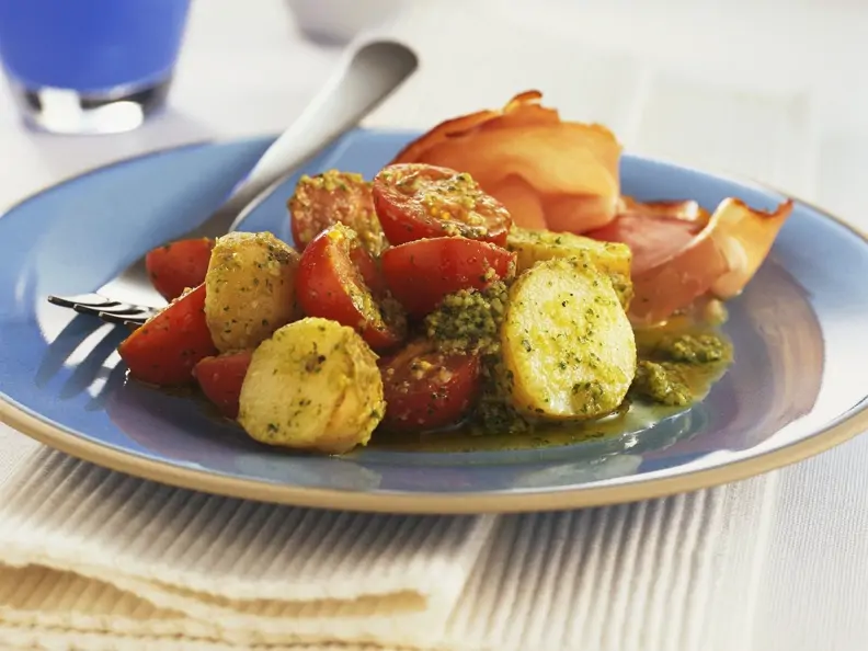 Kartoffelsalat mit Tomaten und Pesto