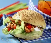 Brötchen mit Gyros, Salat und Tomate