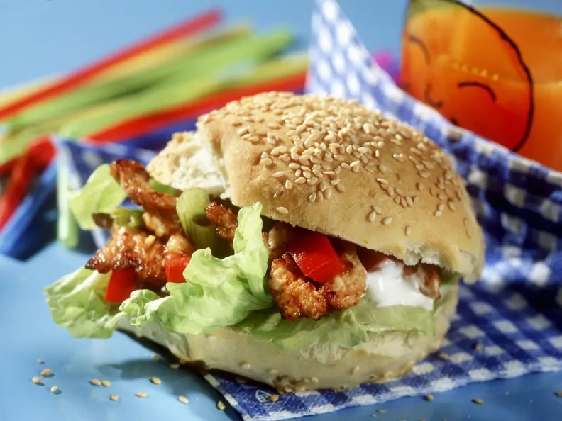 Brötchen mit Gyros, Salat und Tomate