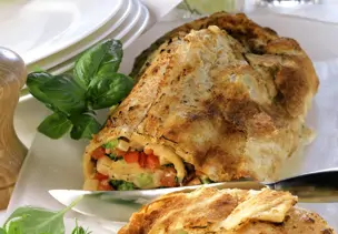 Vegetarischer Strudel mit Gemüse