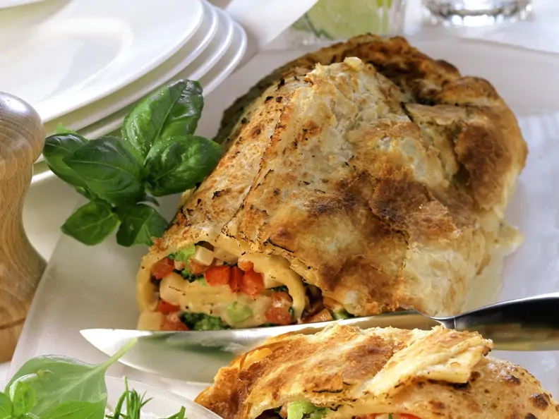 Vegetarischer Strudel mit Gemüse
