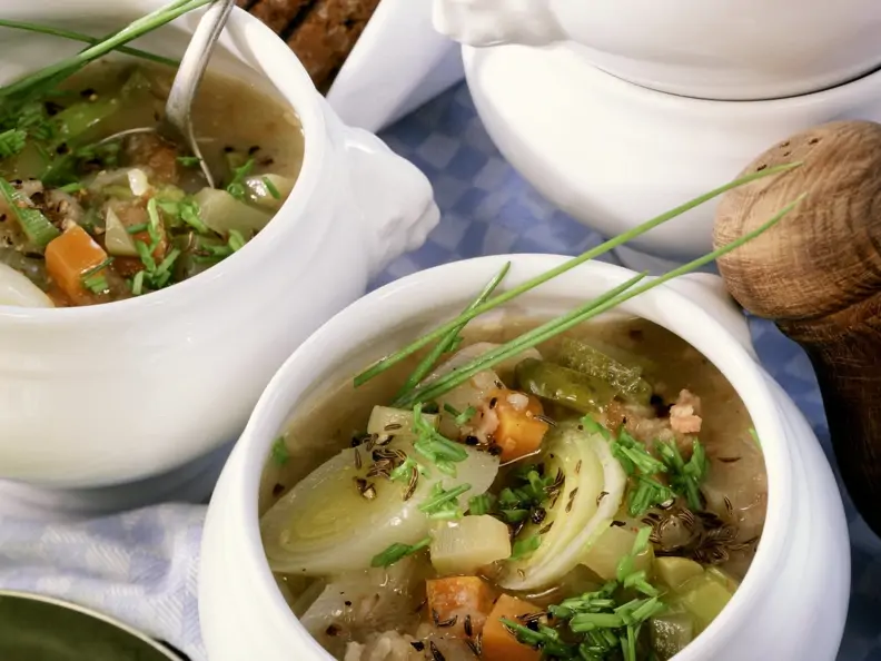 Brot-Gemüse-Suppe mit Speck