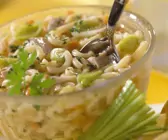 Hühnerbrühe mit Nudeln und Gemüse