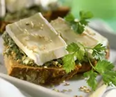 Bauernbrot mit Käse und Sesam