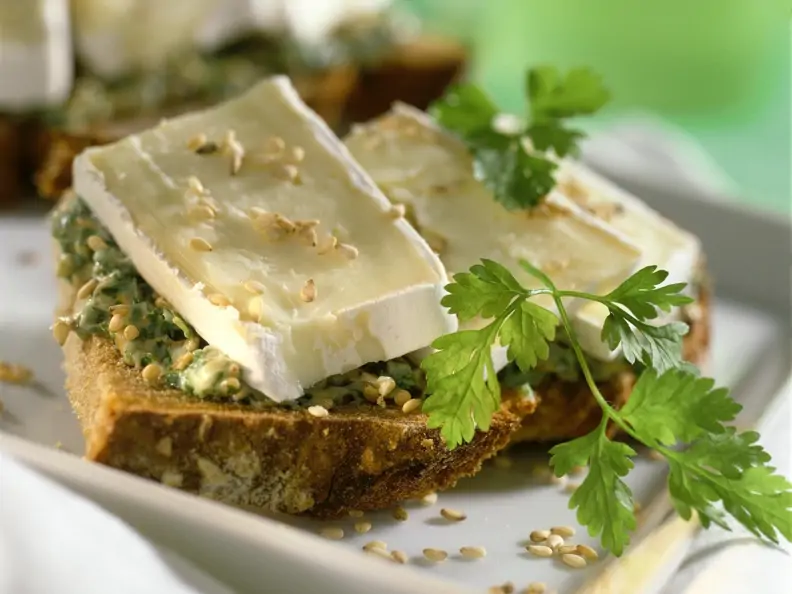 Bauernbrot mit Käse und Sesam