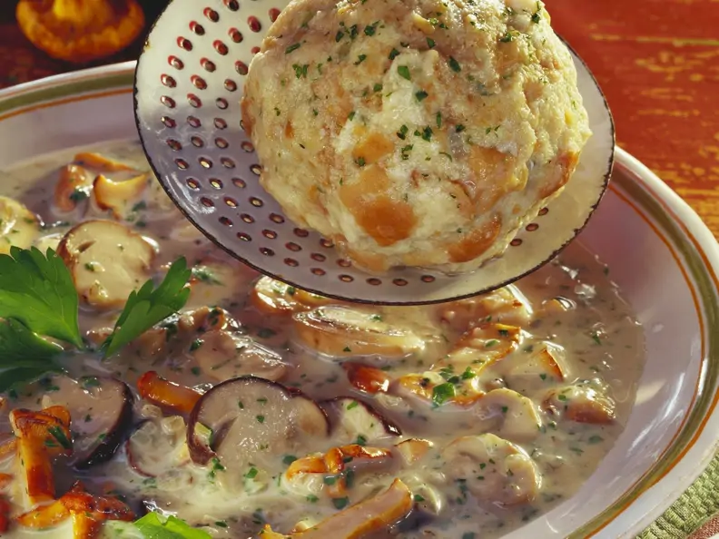 Pilzsuppe mit Semmelknödel