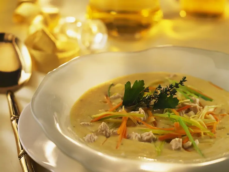 Ganslsuppe mit Gemüsejulienne