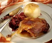 Martinsgans mit Rotkraut und Kartoffelkloß
