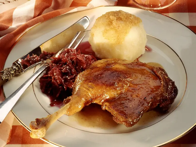 Martinsgans mit Rotkraut und Kartoffelkloß