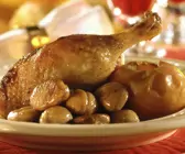 Weihnachtsgans mit glasierten Maroni und Bratapfel