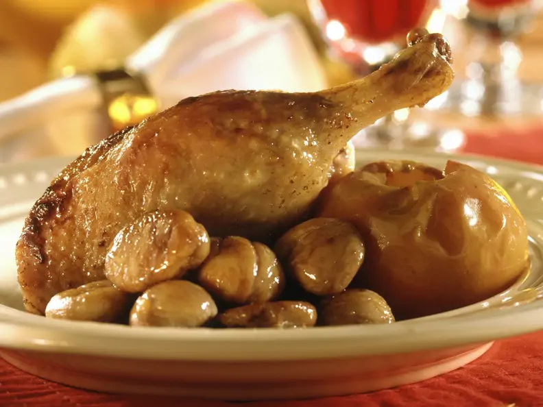 Weihnachtsgans mit glasierten Maroni und Bratapfel