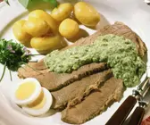 Rindfleisch mit Kräutersoße und Kartoffeln