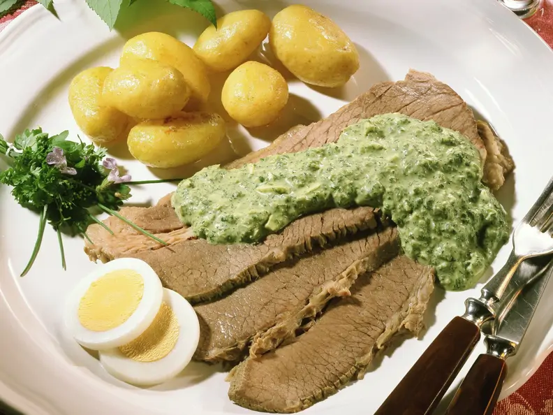 Rindfleisch mit Kräutersoße und Kartoffeln