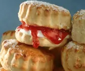 Scones mit Clotted Cream und Konfitüre