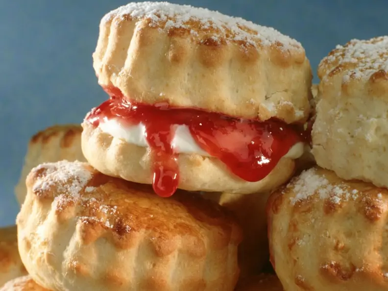 Scones mit Clotted Cream und Konfitüre
