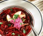 Rote-Bete-Suppe mit Bohnen und Apfel