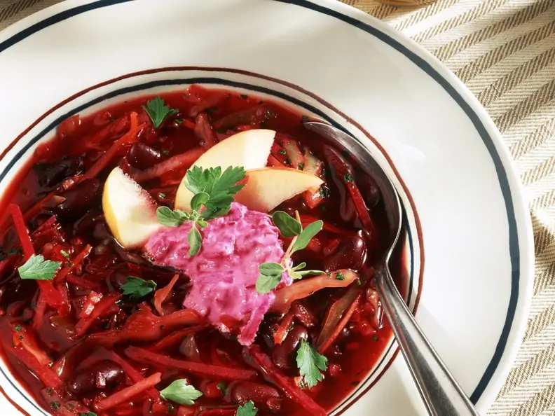 Rote-Bete-Suppe mit Bohnen und Apfel