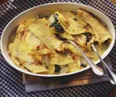 Überbackene Pfannkuchen mit Spinat und Mozzarella gefüllt
