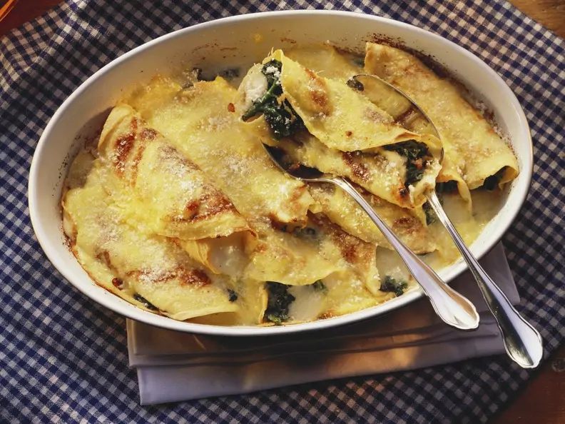 Überbackene Pfannkuchen mit Spinat und Mozzarella gefüllt