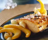 Gebratenes Lachsfilet in Ahornsirup mit Quitten und Perlzwiebeln