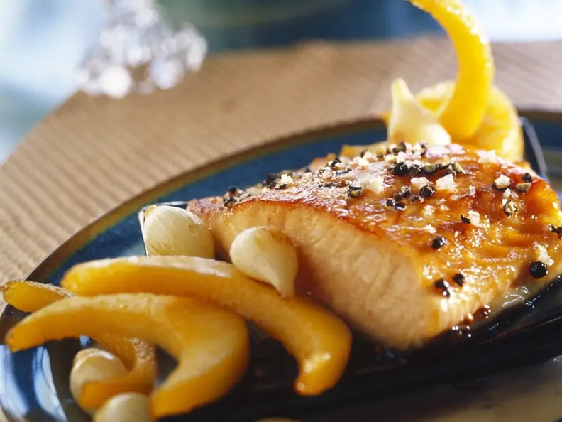 Gebratenes Lachsfilet in Ahornsirup mit Quitten und Perlzwiebeln