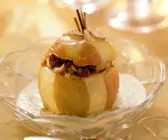 Bratapfel mit Haselnüssen und Rosinen gefüllt