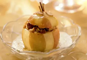 Bratapfel mit Haselnüssen und Rosinen gefüllt