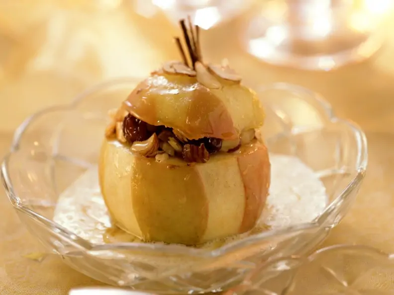 Bratapfel mit Haselnüssen und Rosinen gefüllt