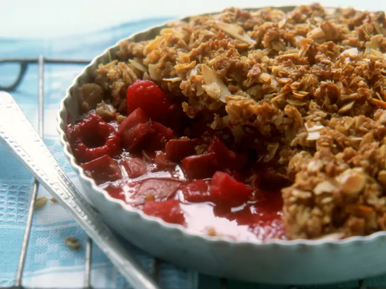 Crumble mit Himbeeren und Rhabarber