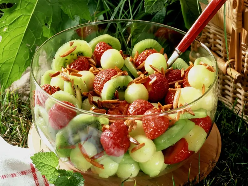 Obstsalat mit Mandelsplittern