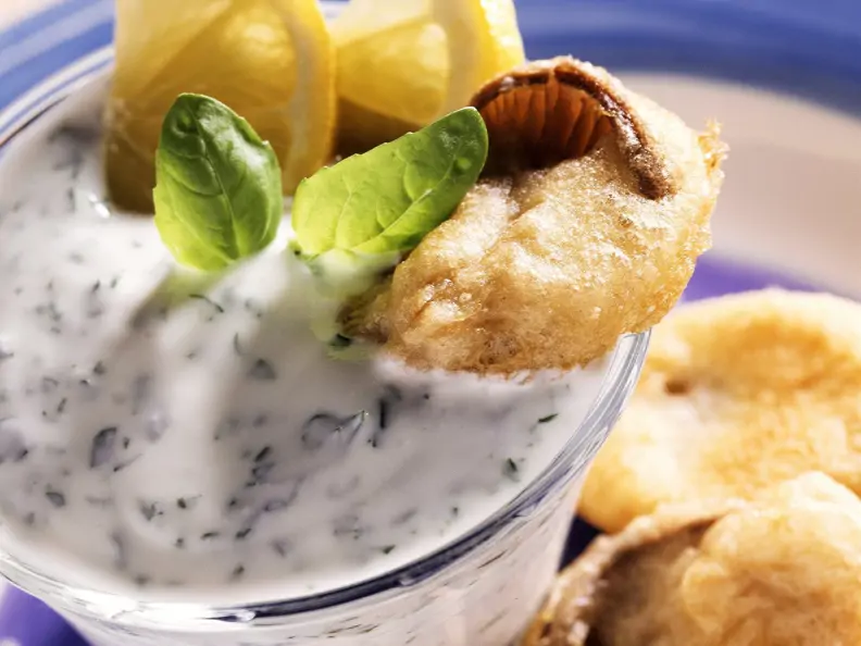 Frittierte Austernpilze mit Kräuterjoghurt