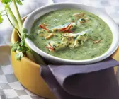 Cremige Spinatsuppe mit Hähnchen und Pilzen