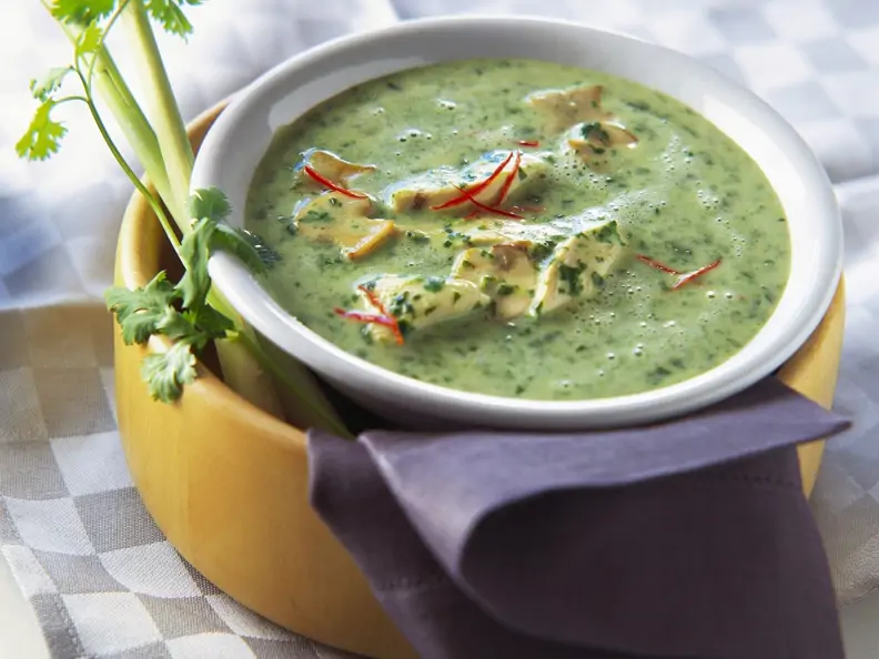 Cremige Spinatsuppe mit Hähnchen und Pilzen