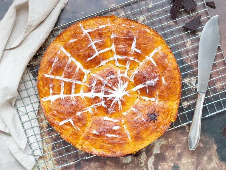 Halloween Kürbisbrötchen mit Spinnennetz auf dunklem Grund