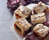 Beerenkuchen mit Baiser-Mandel-Haube