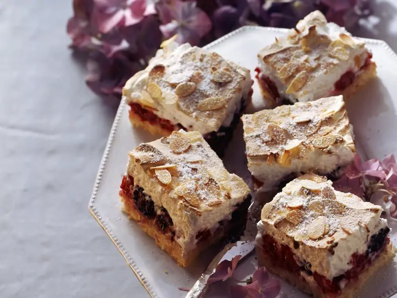 Beerenkuchen mit Baiser-Mandel-Haube