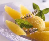 Mangoeis mit Orangenfilets
