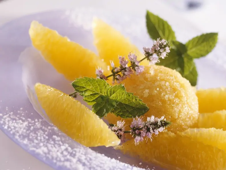 Mangoeis mit Orangenfilets