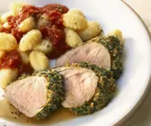 Schweinefilet im Kräutermantel mit Gnocchi und Tomatensugo