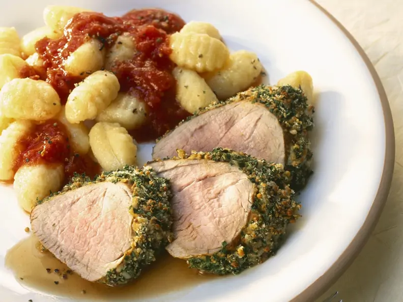 Schweinefilet im Kräutermantel mit Gnocchi und Tomatensugo