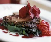 Rinderbraten mit Spinat und knuspriger Roter Bete
